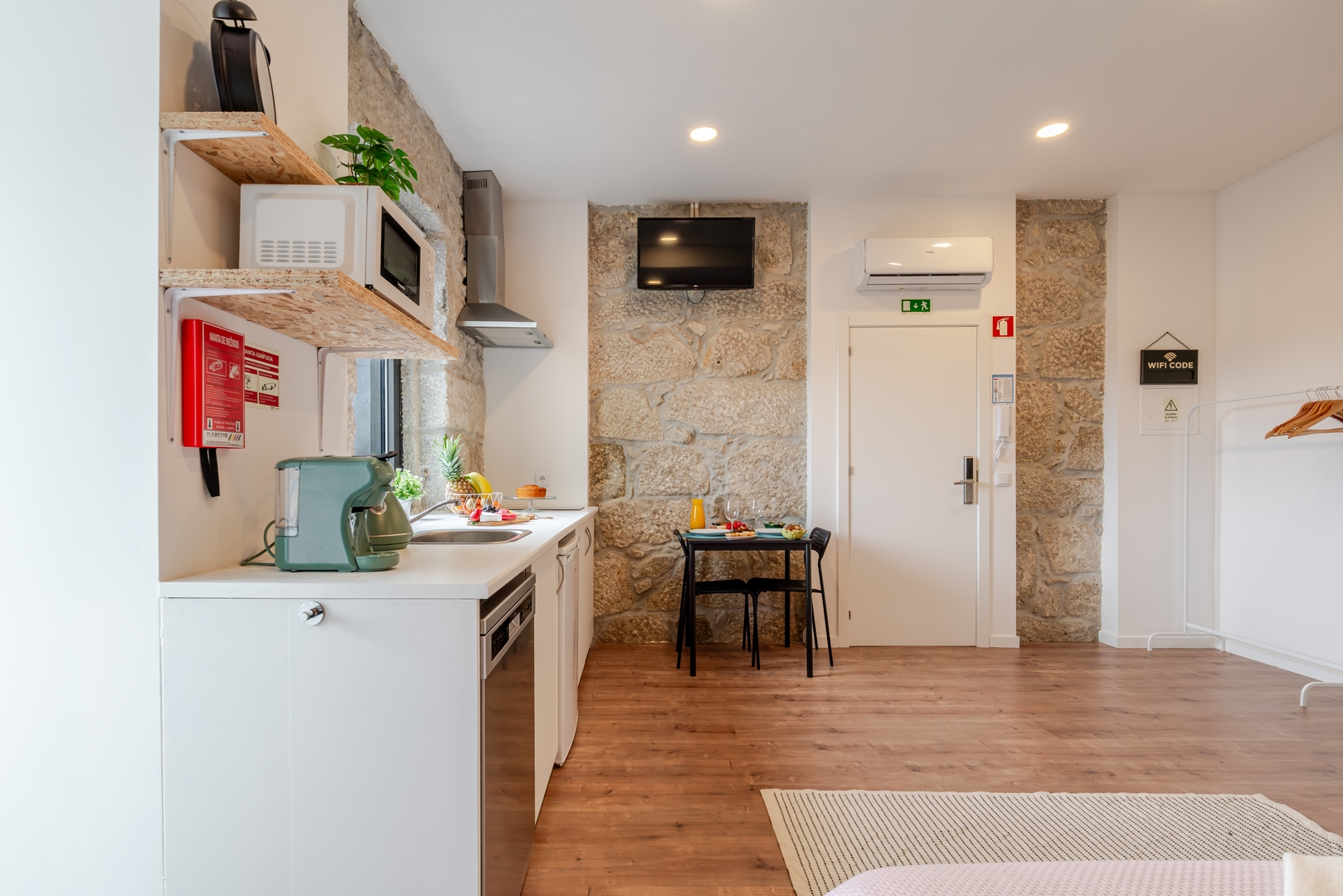 HostWise - Charming Urban Flat with a Terrace 2 Host Wise Booking