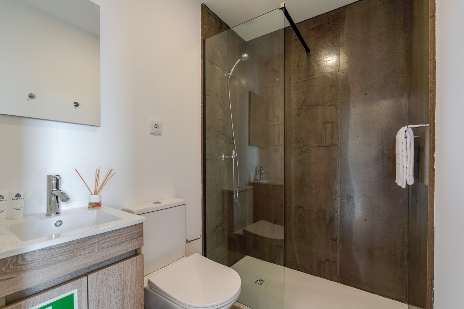 HostWise - Airy & Bright Studio 4 Host Wise Booking