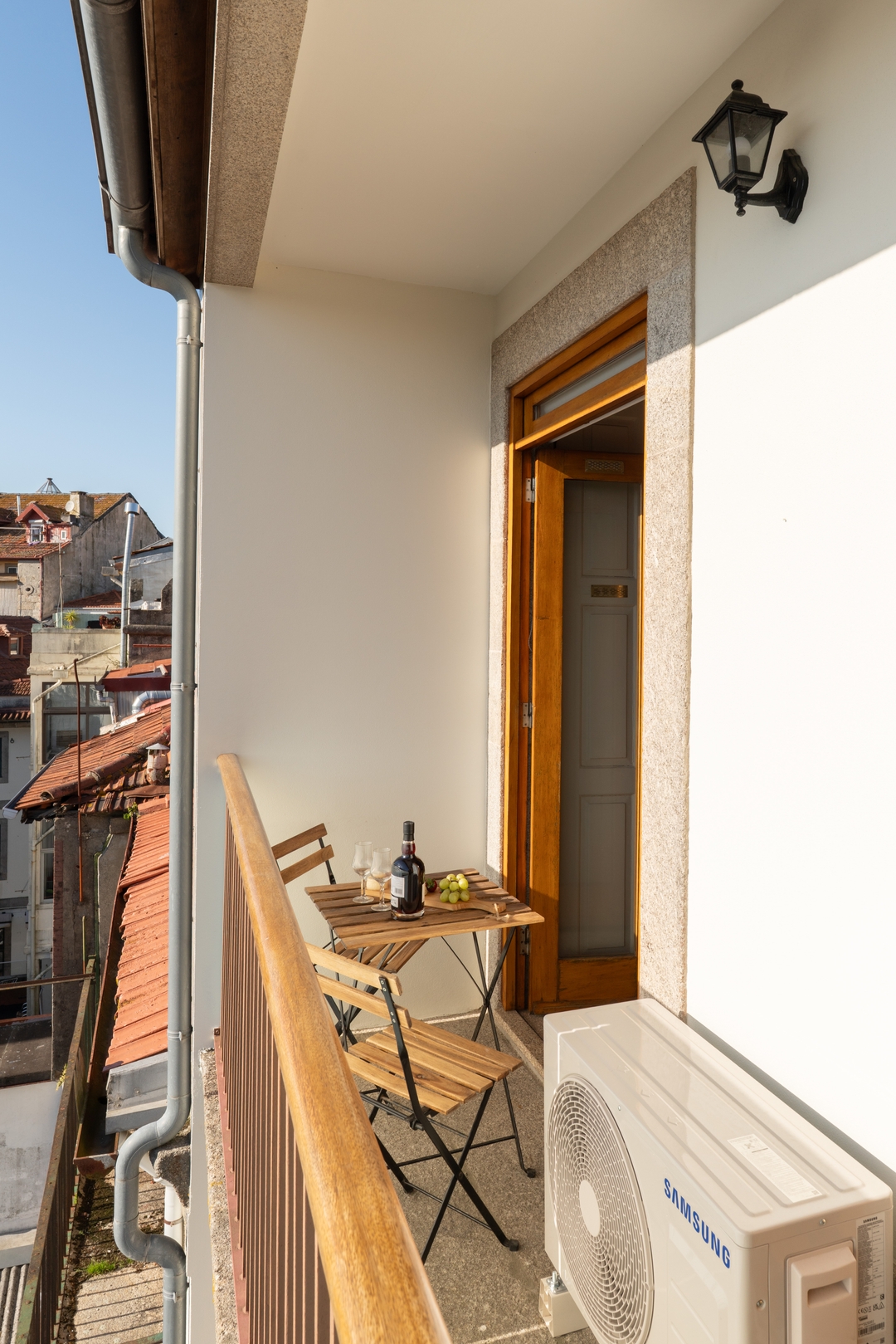 HostWise - Bright & Airy Flat w/ Balcony 16 Host Wise Booking
