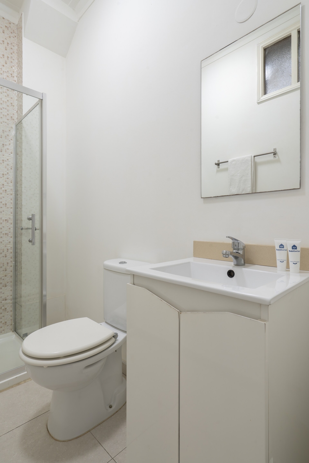 Host Wise - Comfy Minimalist Flat 18 Host Wise Booking