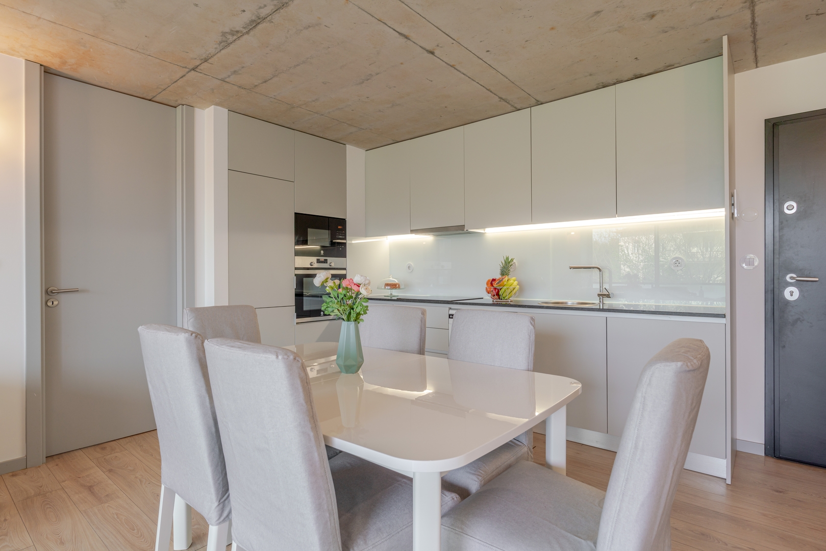 HostWise - Modern Flat w/ Balcony, Garage & Pool 13 Host Wise Booking