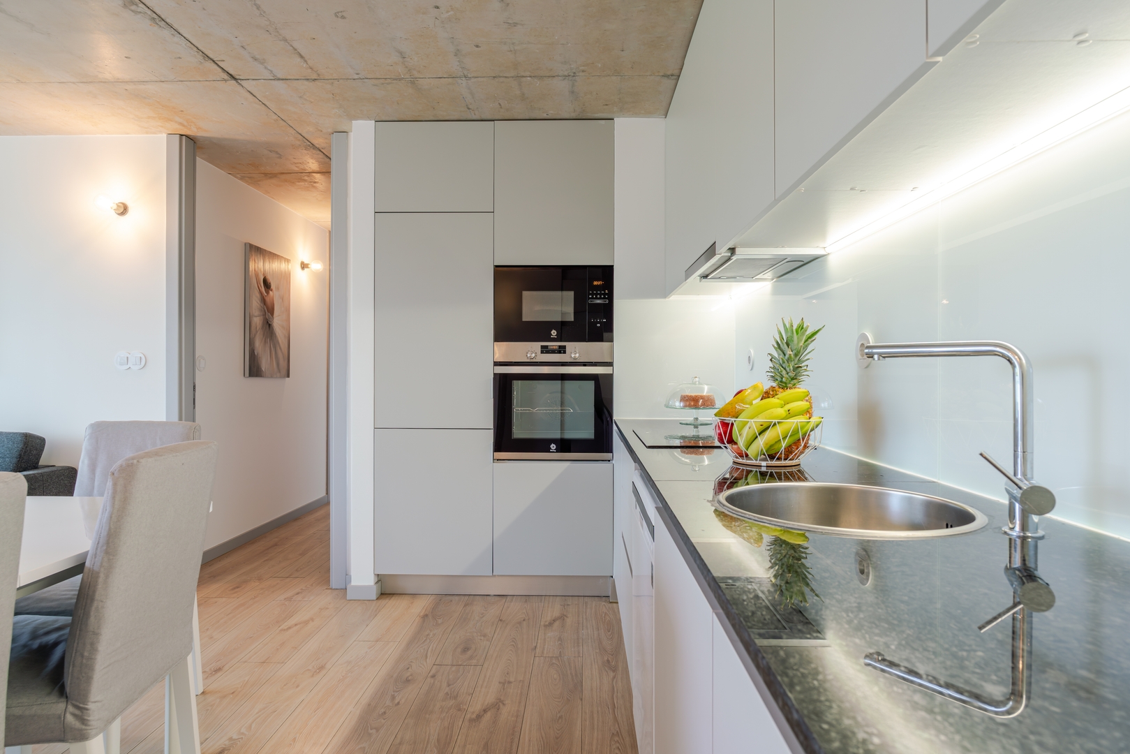 HostWise - Modern Flat w/ Balcony, Garage & Pool 15 Host Wise Booking