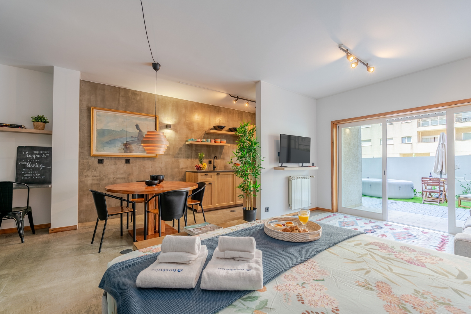 HostWise – Modern Flat w/ Terrace | Near the Beach 12 Host Wise Booking