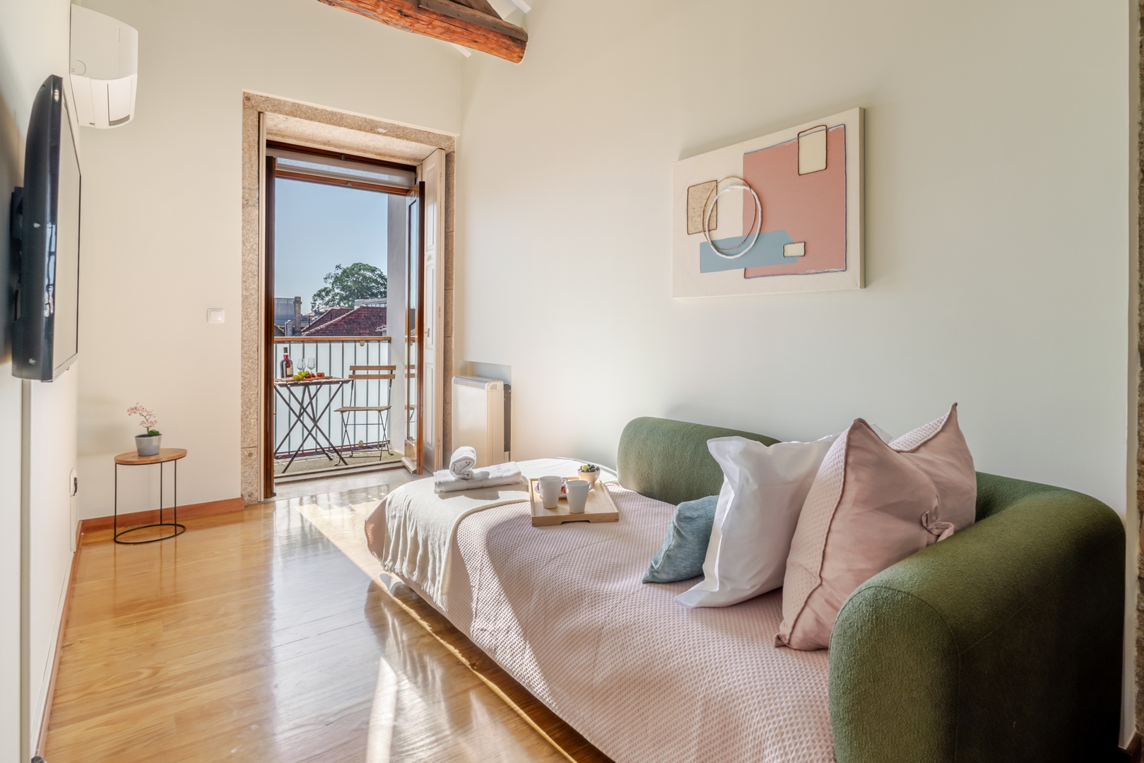 HostWise - Bright & Airy Flat w/ Balcony 11 Host Wise Booking