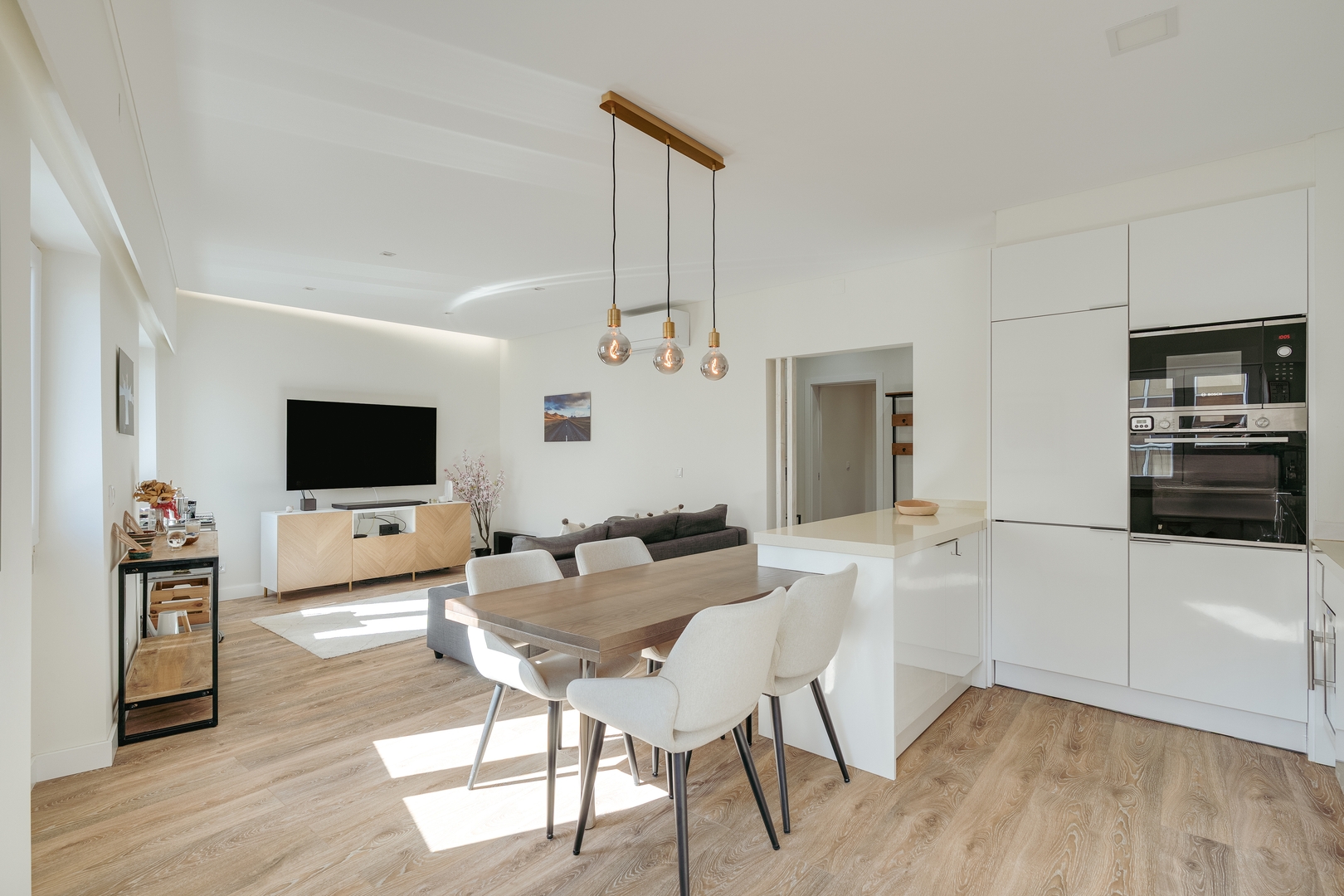 HostWise – Flat w/ Balcony & Workspace Host Wise Booking