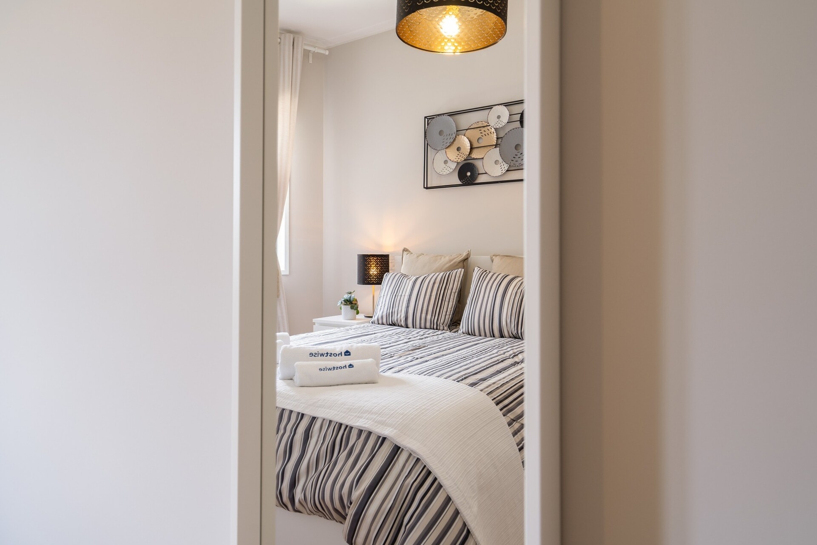 HostWise - Deluxe Bright Flat w/ Netflix 15 Host Wise Booking