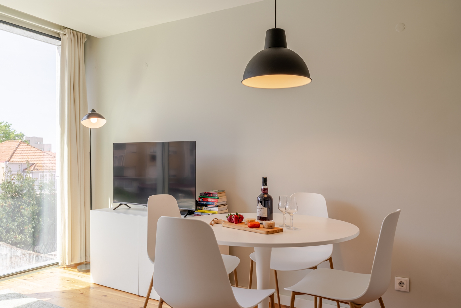 HostWise – Modern & Cozy Flat | Near the Beach 17 Host Wise Booking