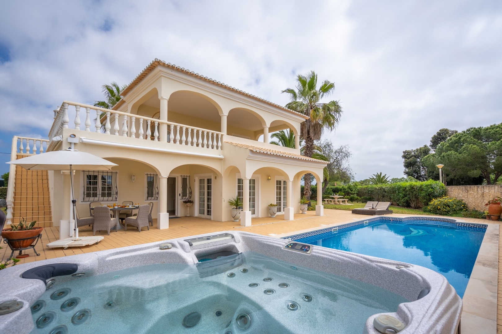 Host Wise - Luxurious Pool & Jacuzzi Hideaway Host Wise Booking