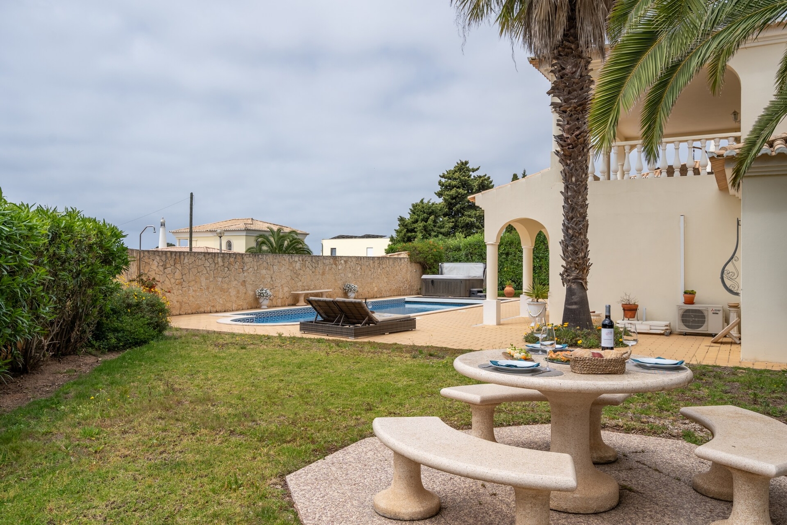 Host Wise - Luxurious Pool & Jacuzzi Hideaway 53 Host Wise Booking