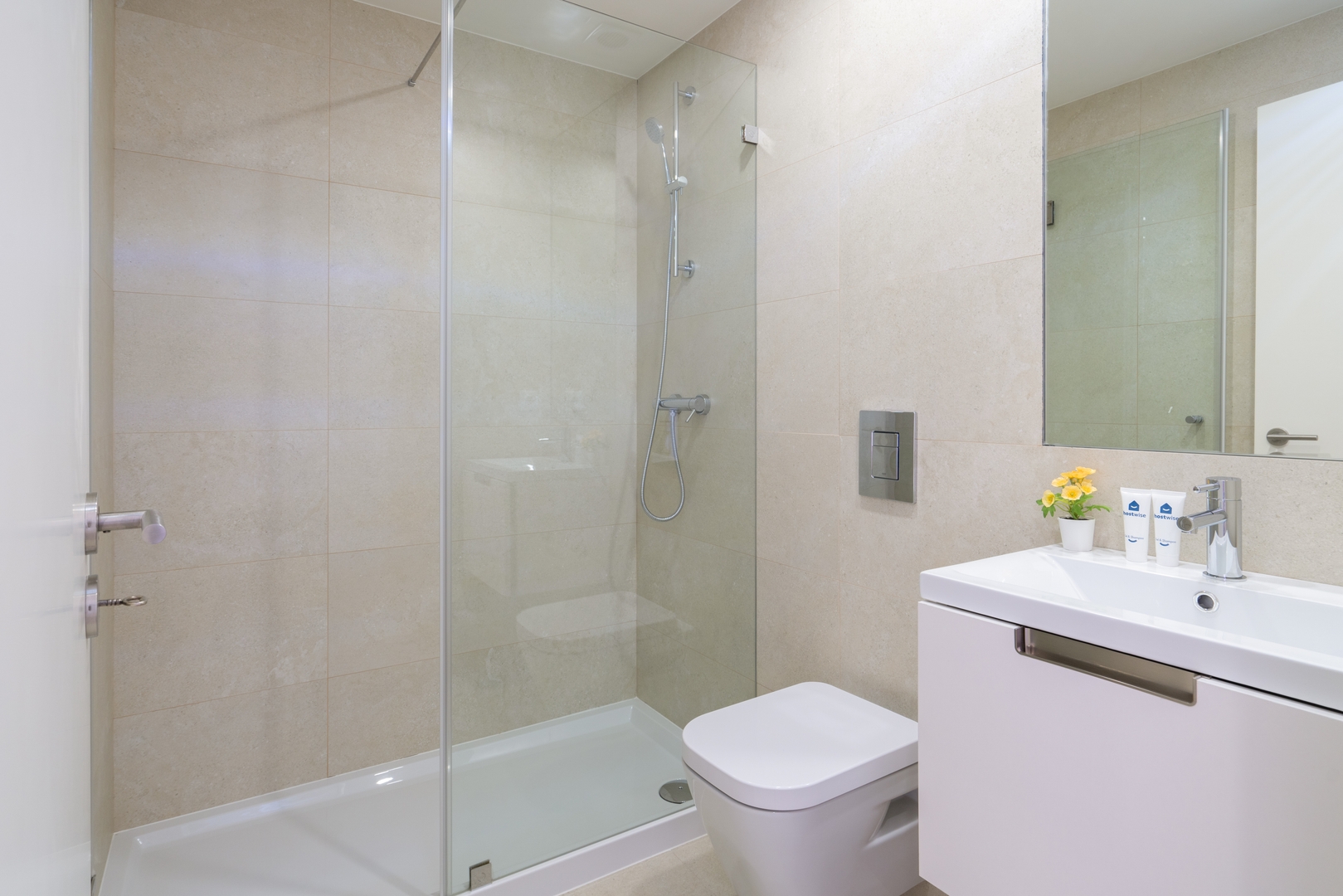 HostWise - Studios with Patio & Kitchenette 1 Host Wise Booking