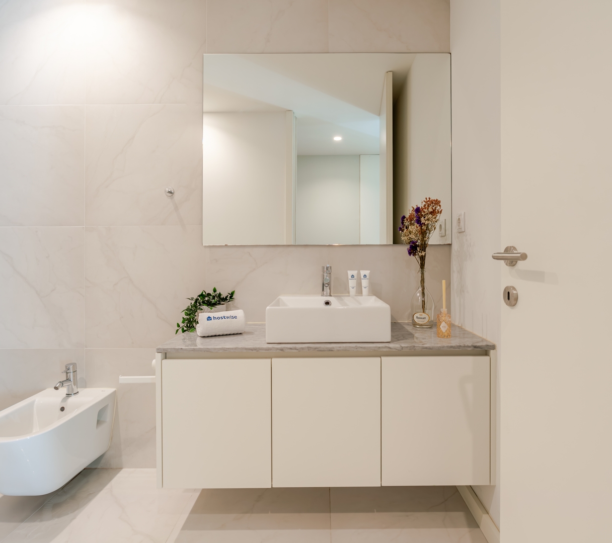 HostWise – Modern & Cozy Flat | Near the Beach 4 Host Wise Booking