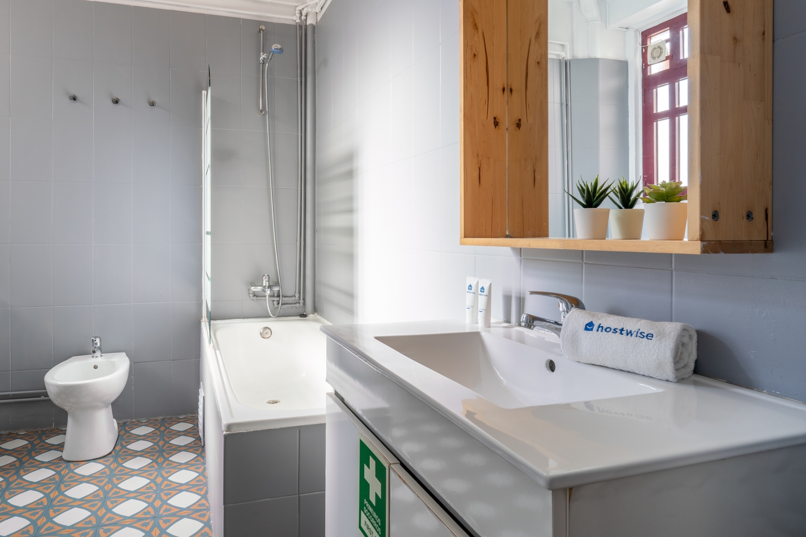 Host Wise - Roomy Restful Apartment w/ Balcony 4 Host Wise Booking