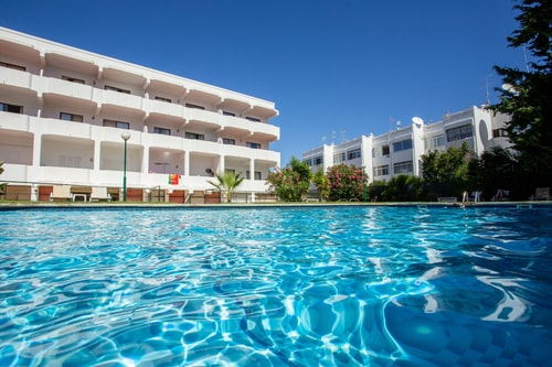 HostWise - Bright Cozy Flat w/ Terrace & Pool Host Wise Booking