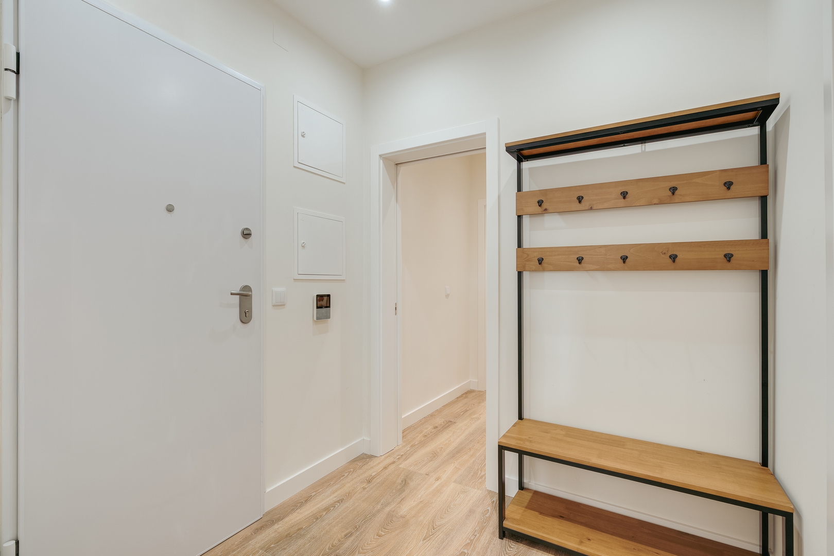 HostWise – Flat w/ Balcony & Workspace 30 Host Wise Booking