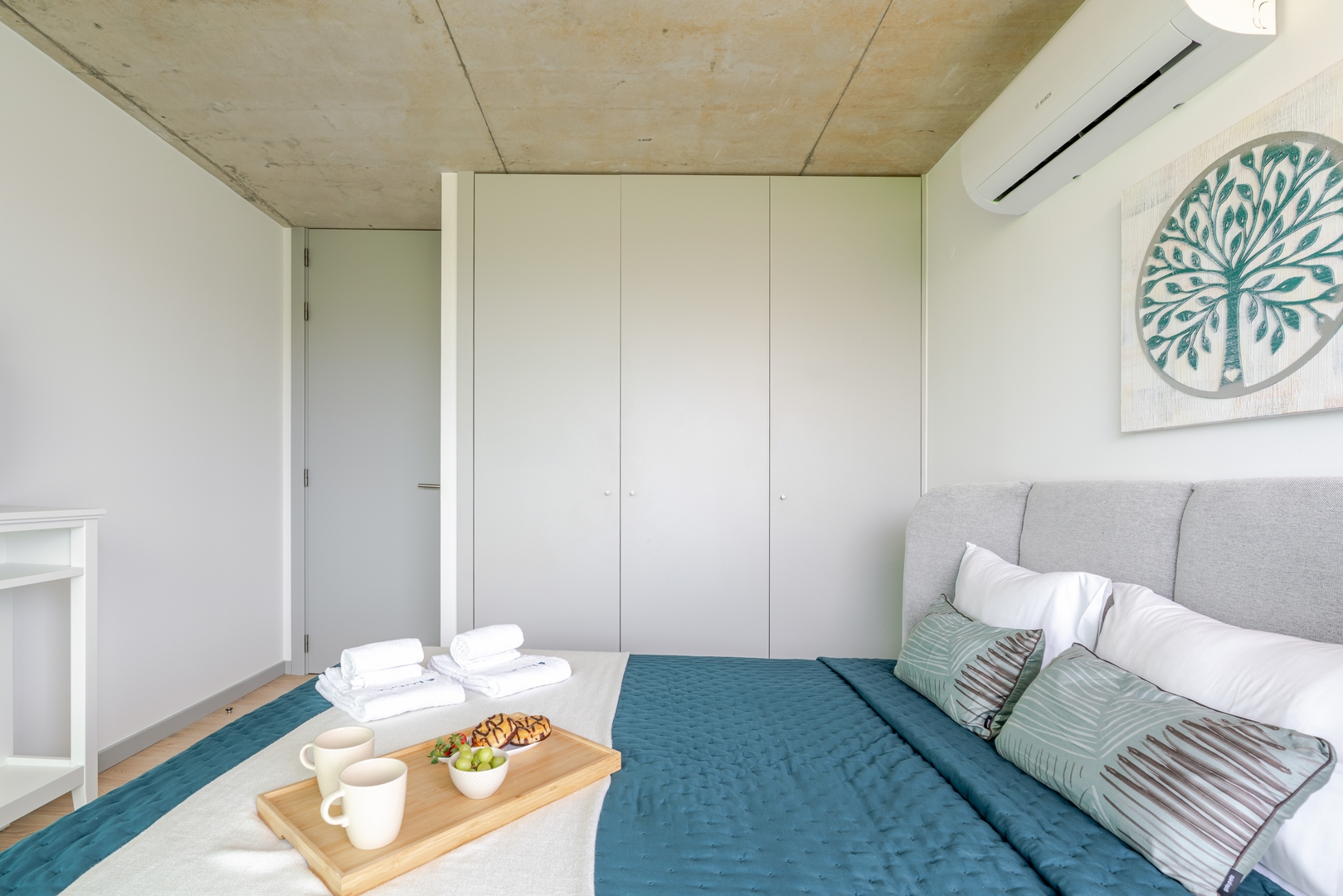 HostWise - Modern Flat w/ Balcony, Garage & Pool 5 Host Wise Booking