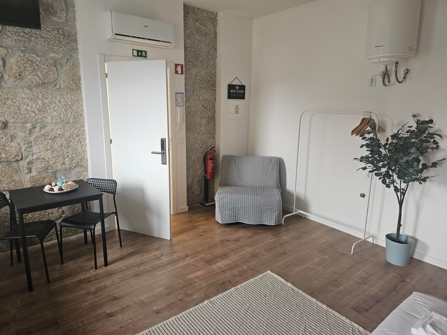 HostWise - Stylish Stone-Walled Flat 30 Host Wise Booking