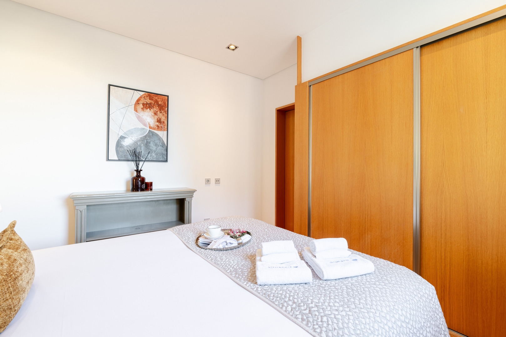 Modern Flat with Workspace in Foz by HostWise 19 Host Wise Booking