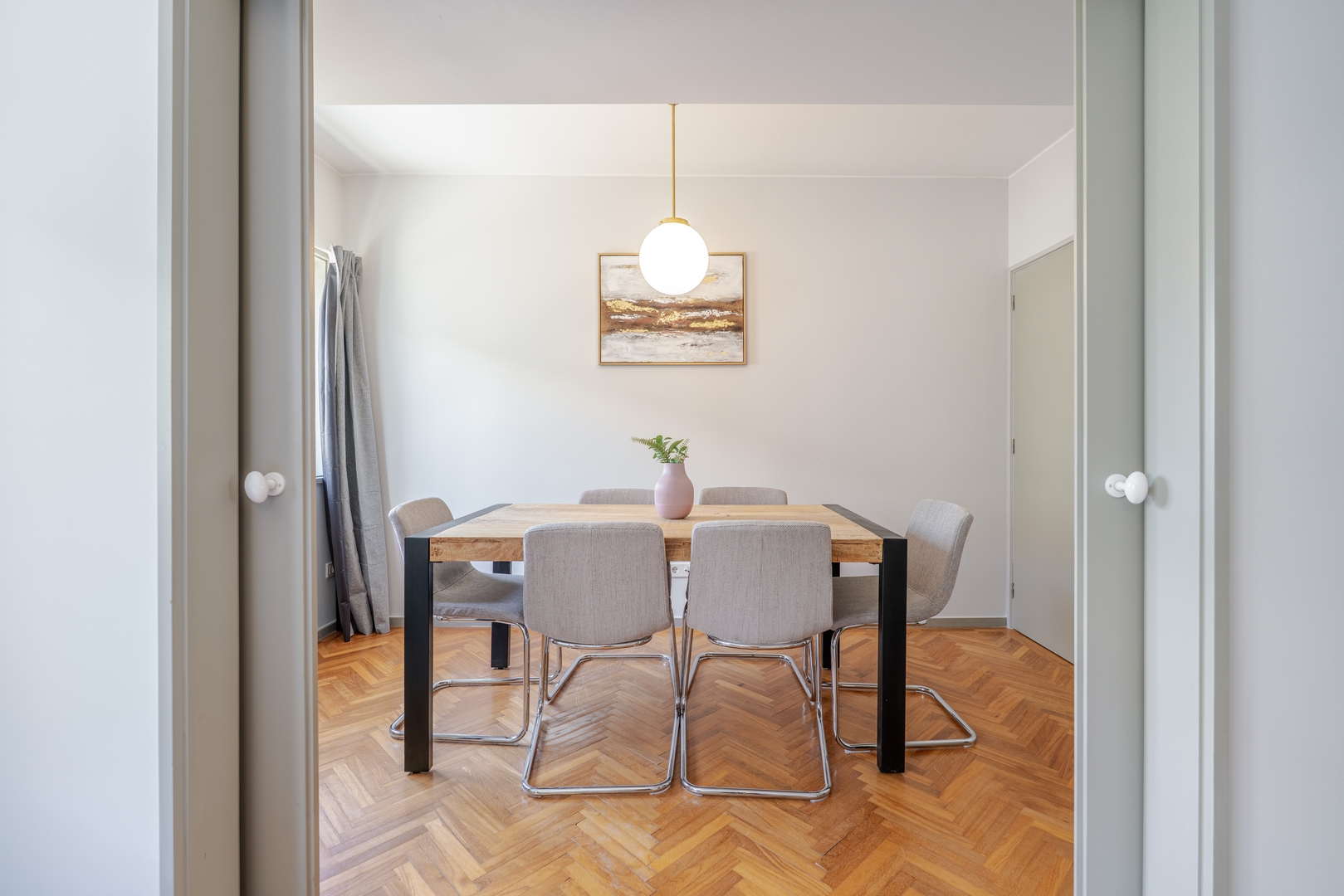 HostWise - Bright & Spacious Flat w/ Garage 21 Host Wise Booking