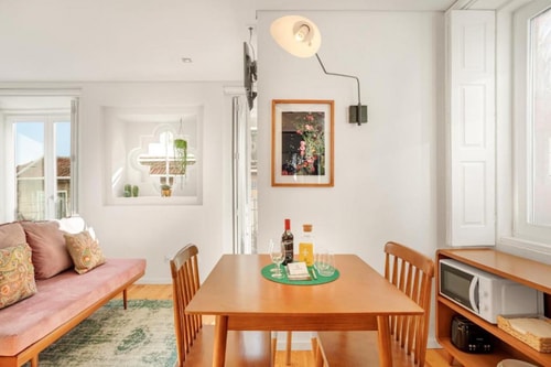 Bright Studio w/ Balcony | Clérigos by HostWise Host Wise Booking