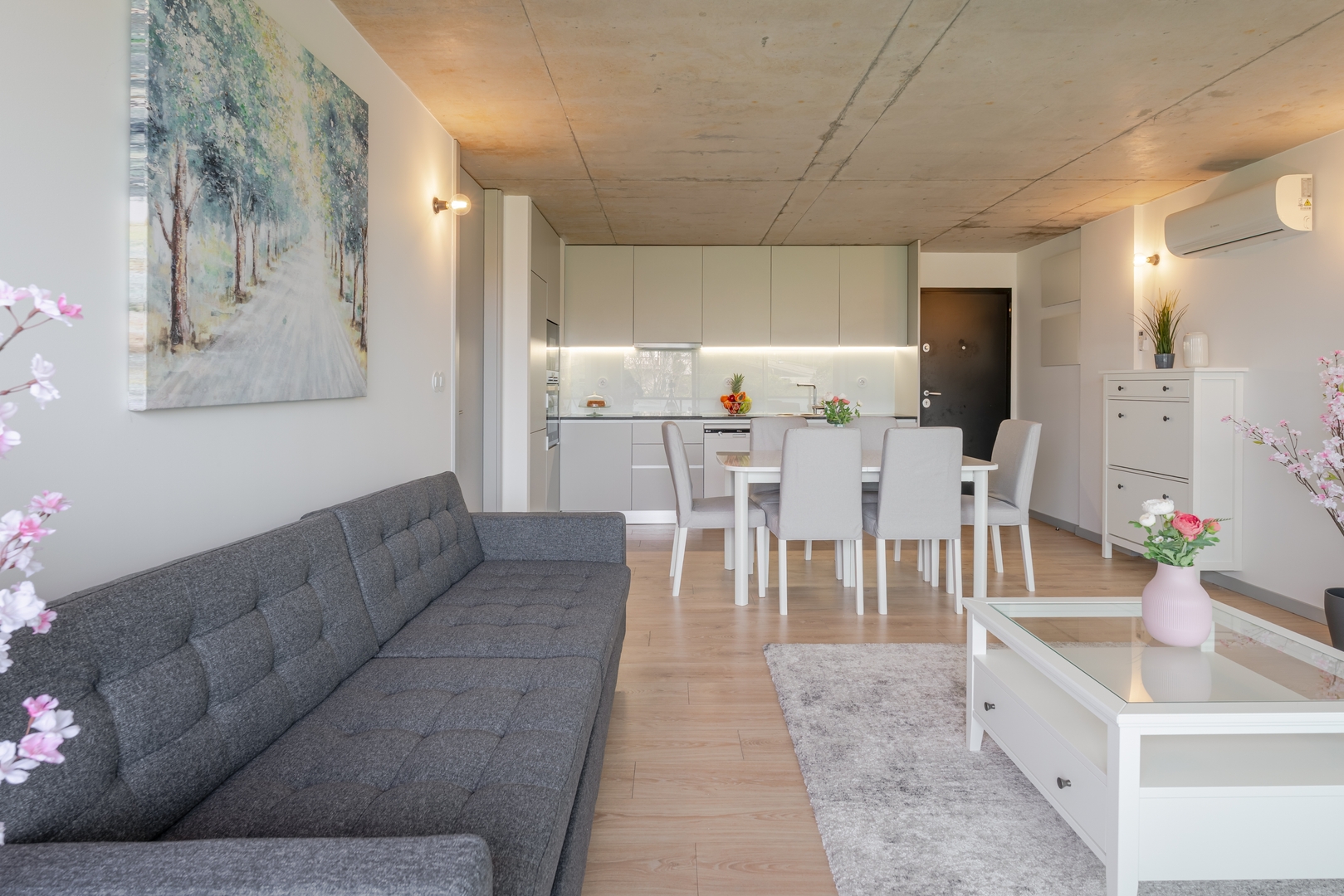 HostWise - Modern Flat w/ Balcony, Garage & Pool 19 Host Wise Booking