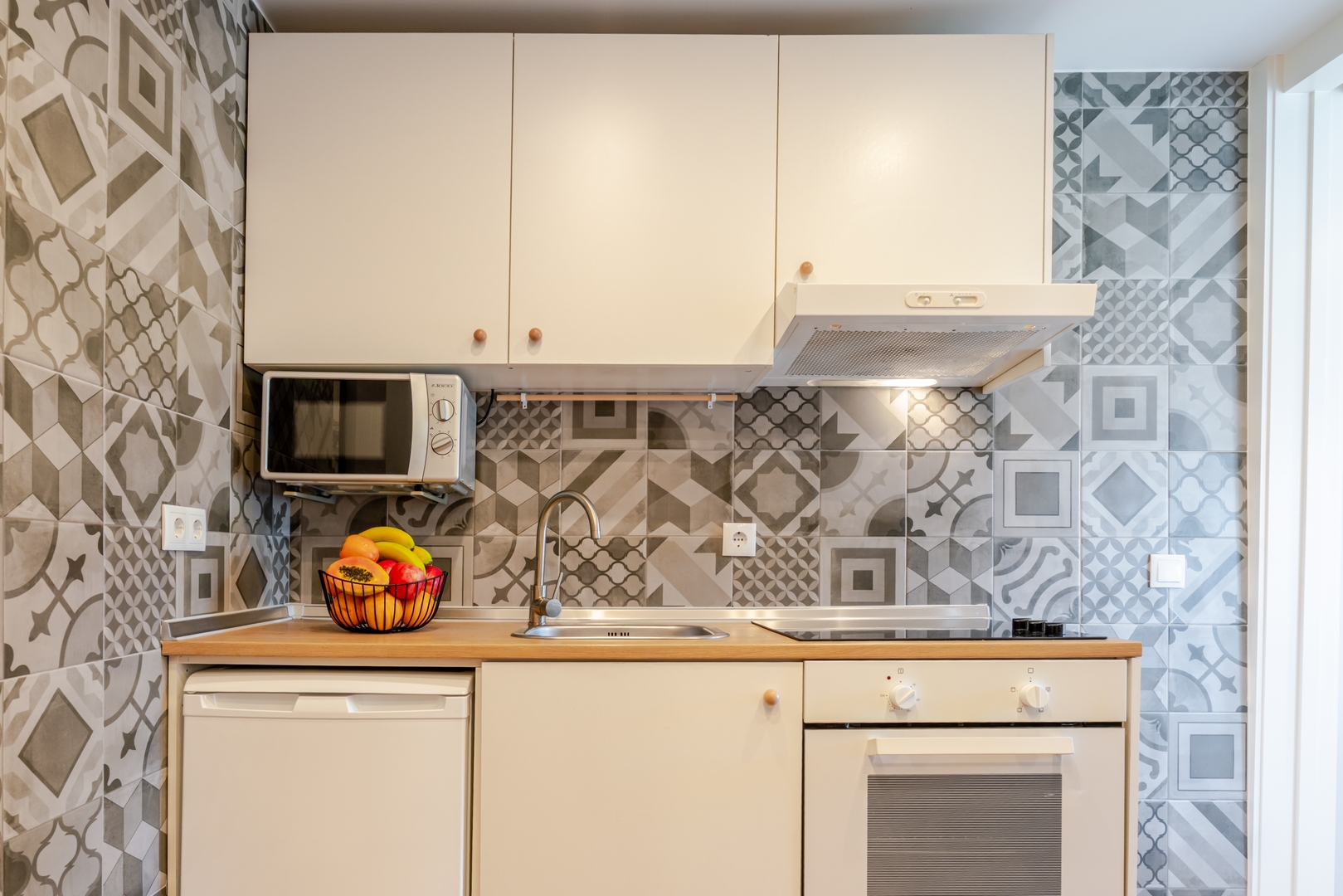 City Views & Balcony in Historic Porto by HostWise 10 Host Wise Booking