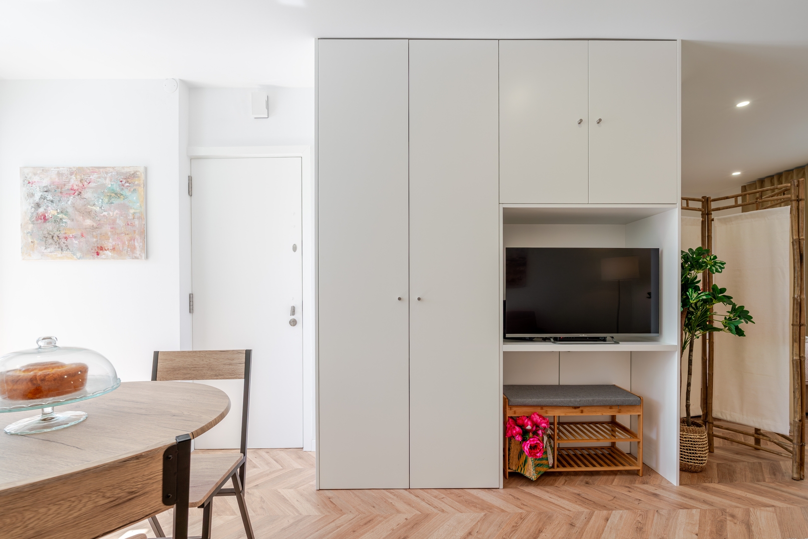 HostWise - Stylish Studio w/ Charming Terrace 12 Host Wise Booking