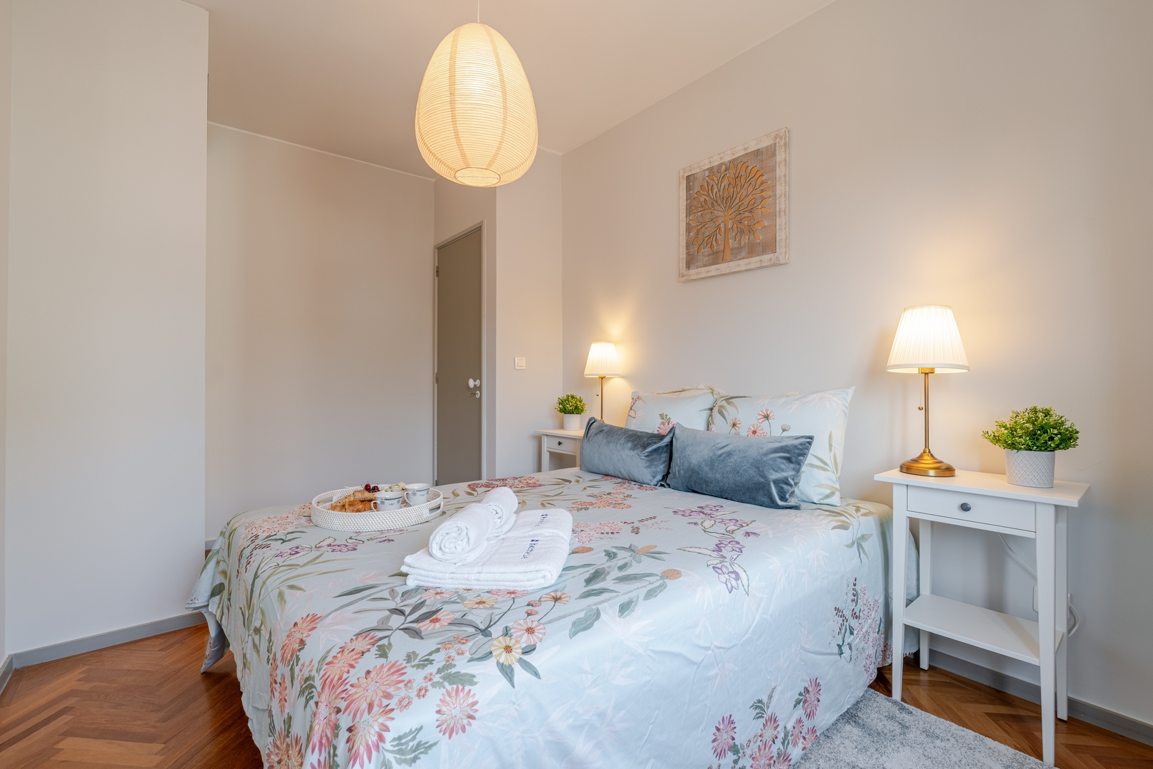 HostWise - Bright & Spacious Flat w/ Garage 2 Host Wise Booking