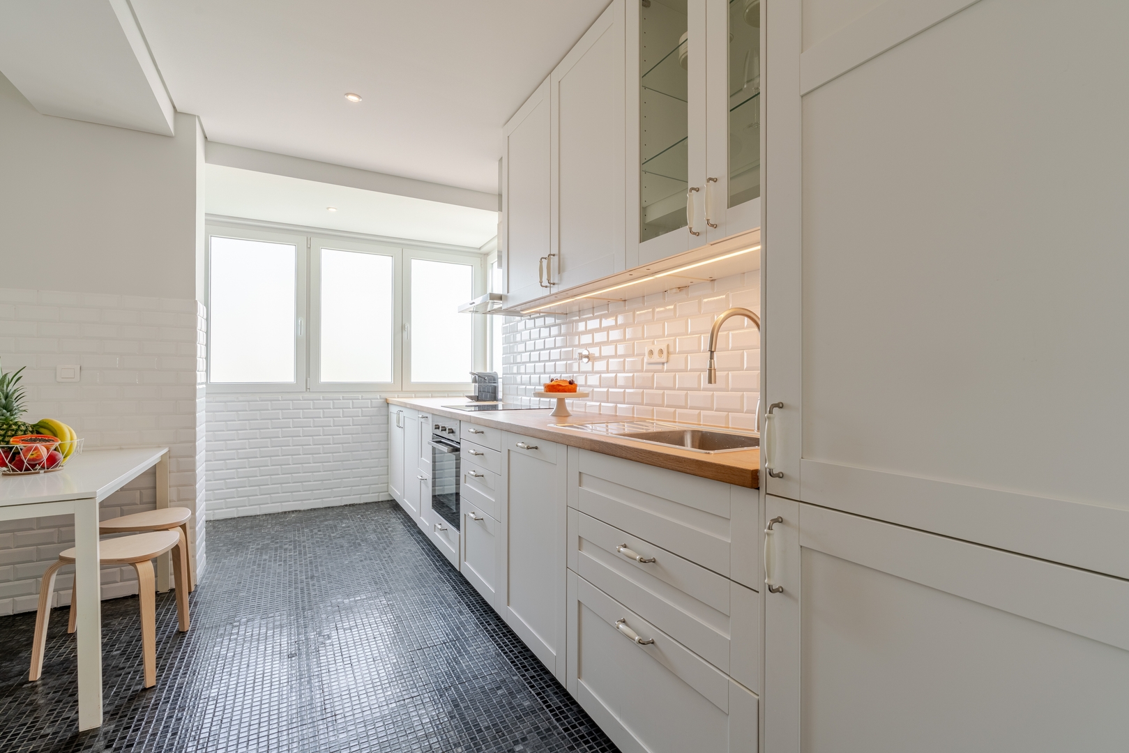 HostWise - Bright & Spacious Flat w/ Garage 3 Host Wise Booking