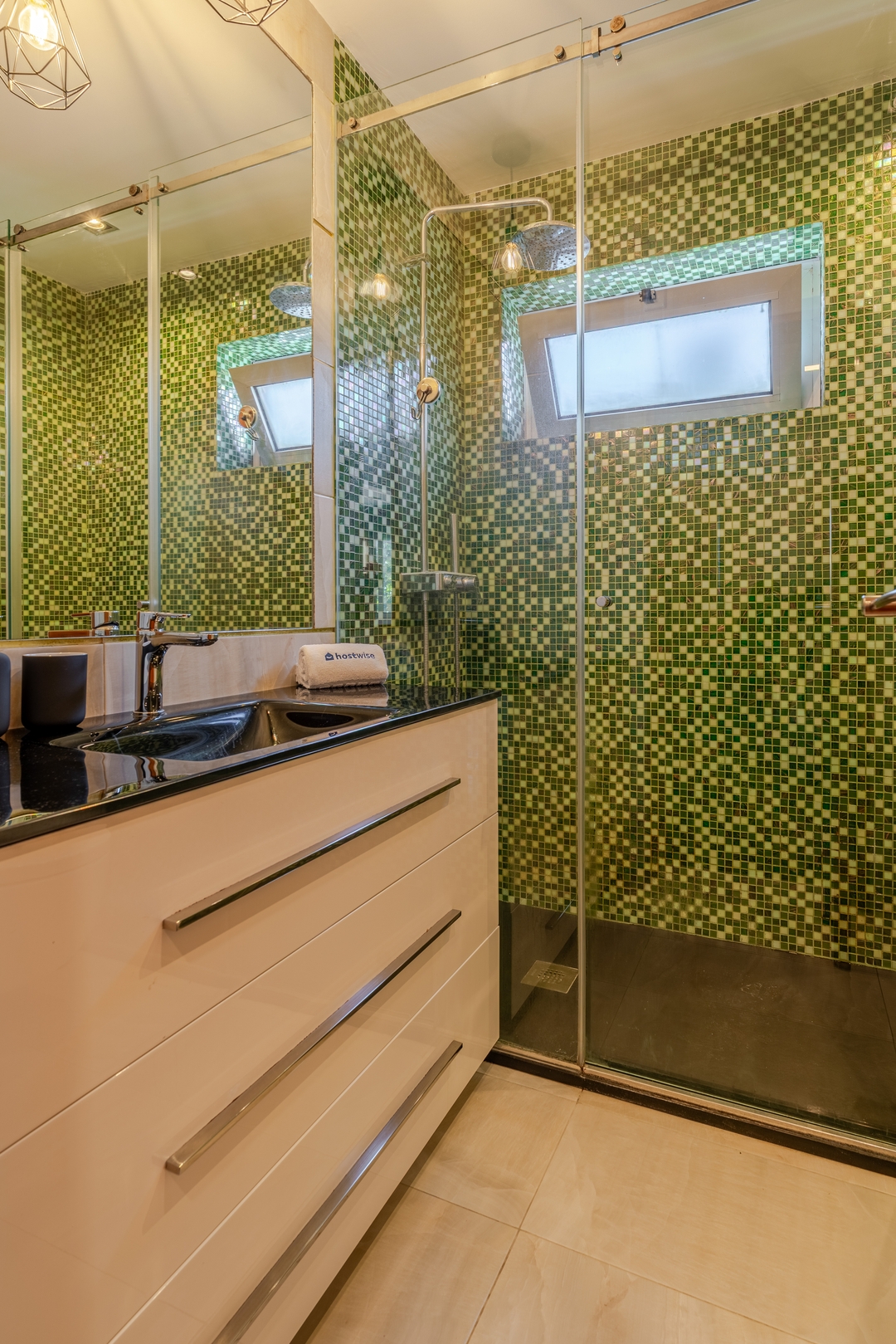 Modern Flat with Workspace in Foz by HostWise 12 Host Wise Booking