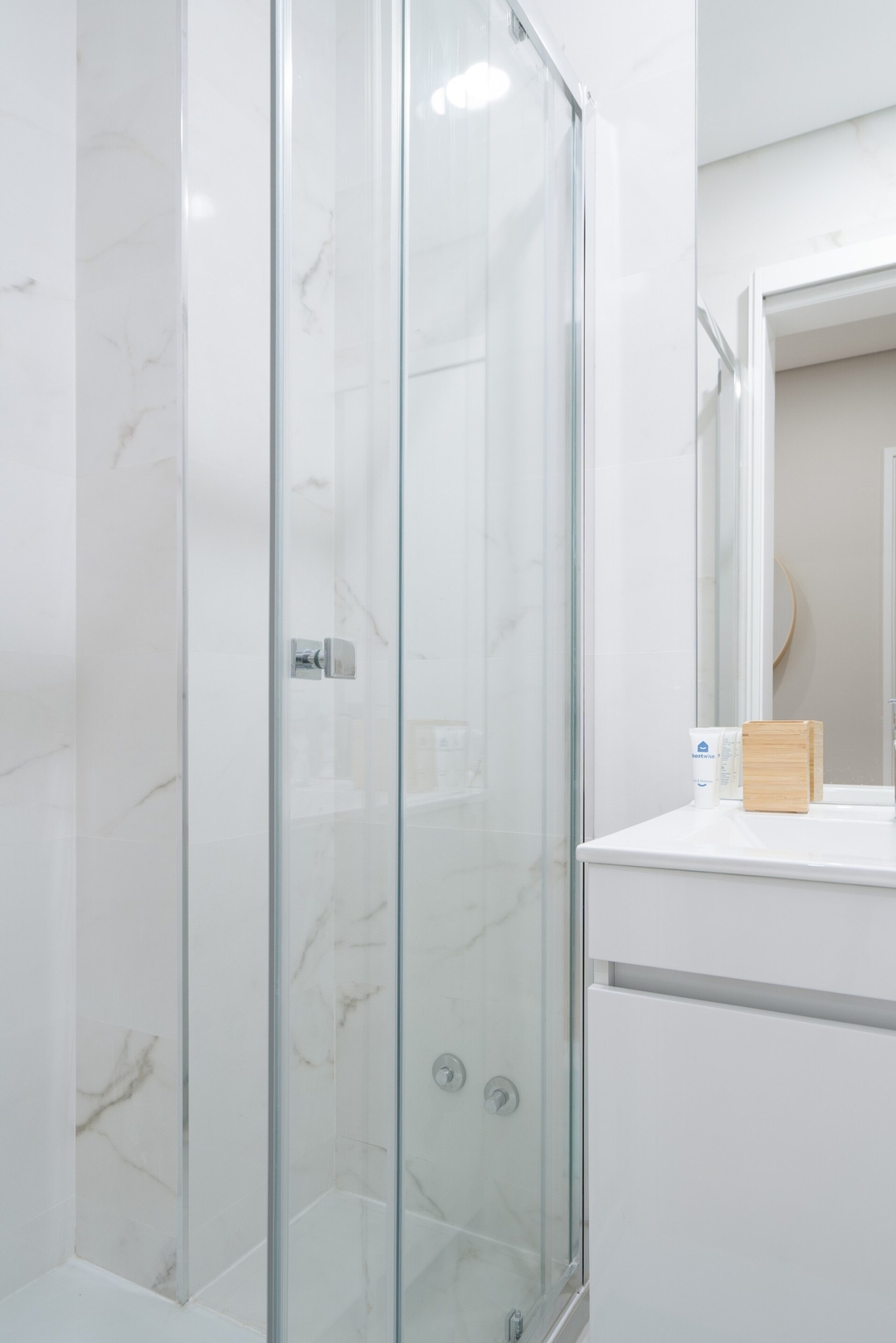 HostWise - Deluxe Bright Flat w/ Netflix 39 Host Wise Booking