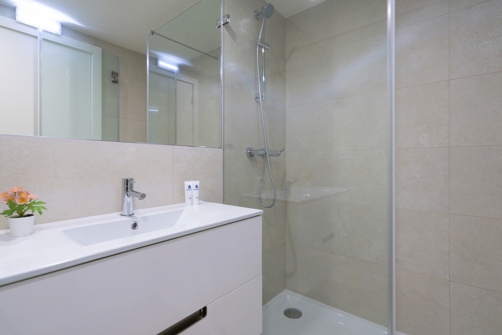 Bright Studios with Patios in Porto by HostWise 4 Host Wise Booking