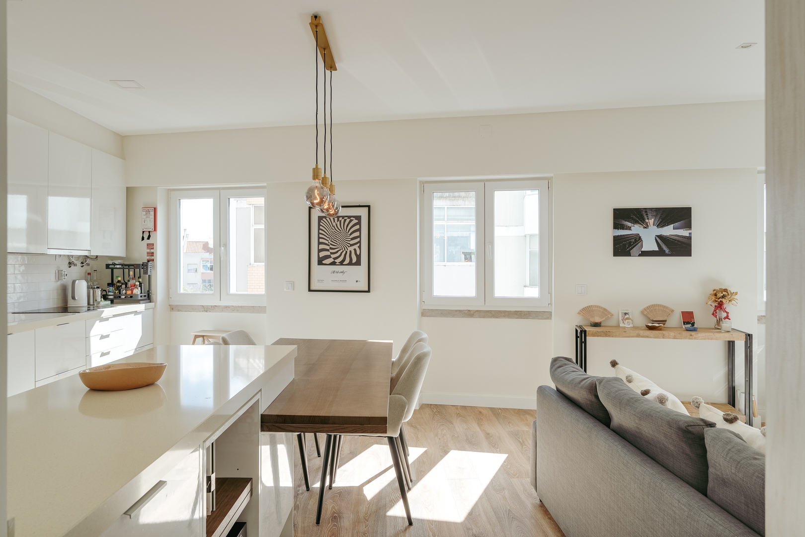 HostWise – Flat w/ Balcony & Workspace 16 Host Wise Booking