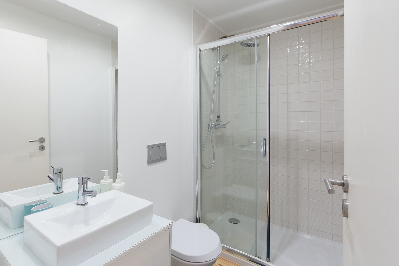 Lovely Flat w/ Jacuzzi & Terrace by HostWise 5 Host Wise Booking