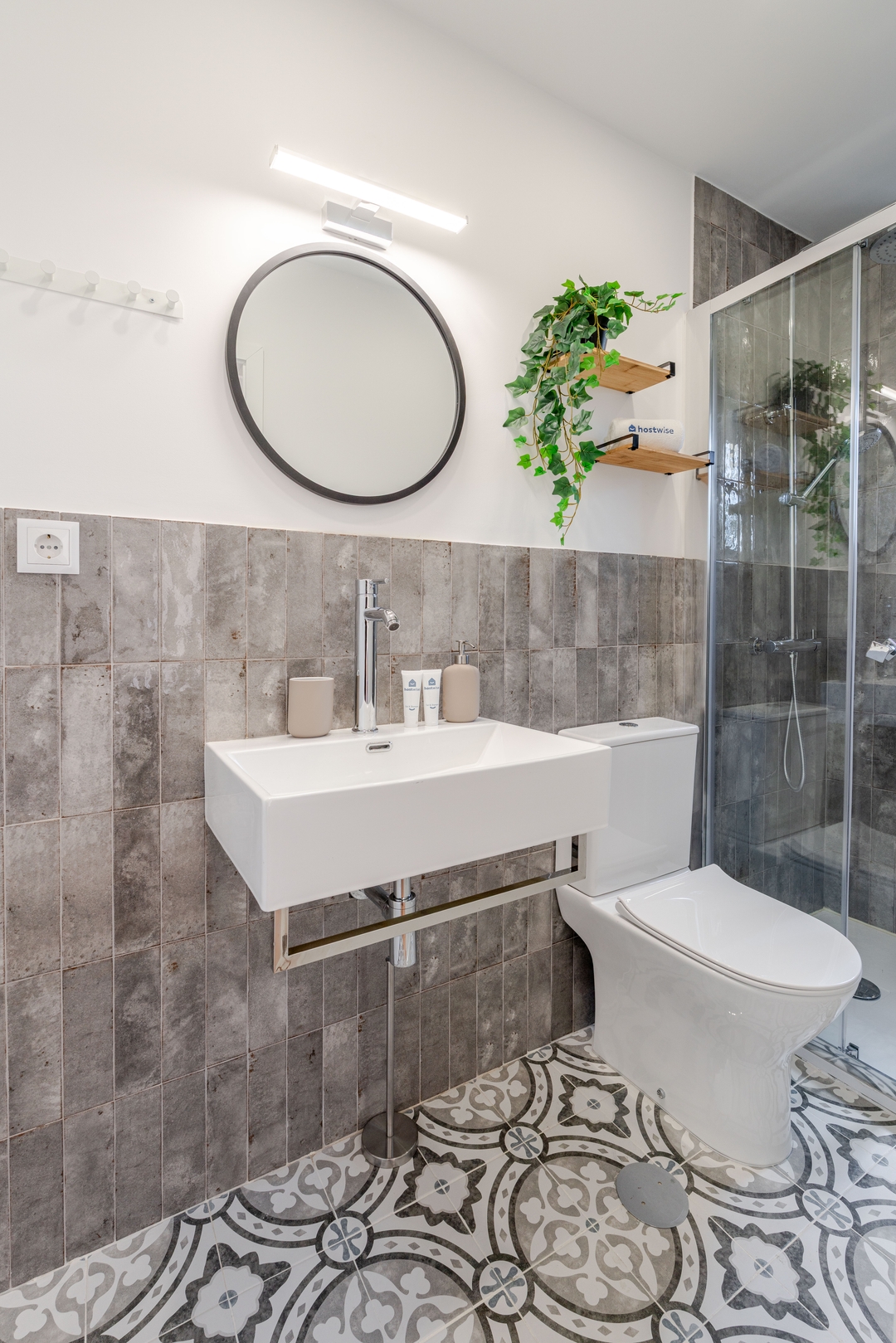 HostWise - Stylish Studio w/ Charming Terrace 24 Host Wise Booking