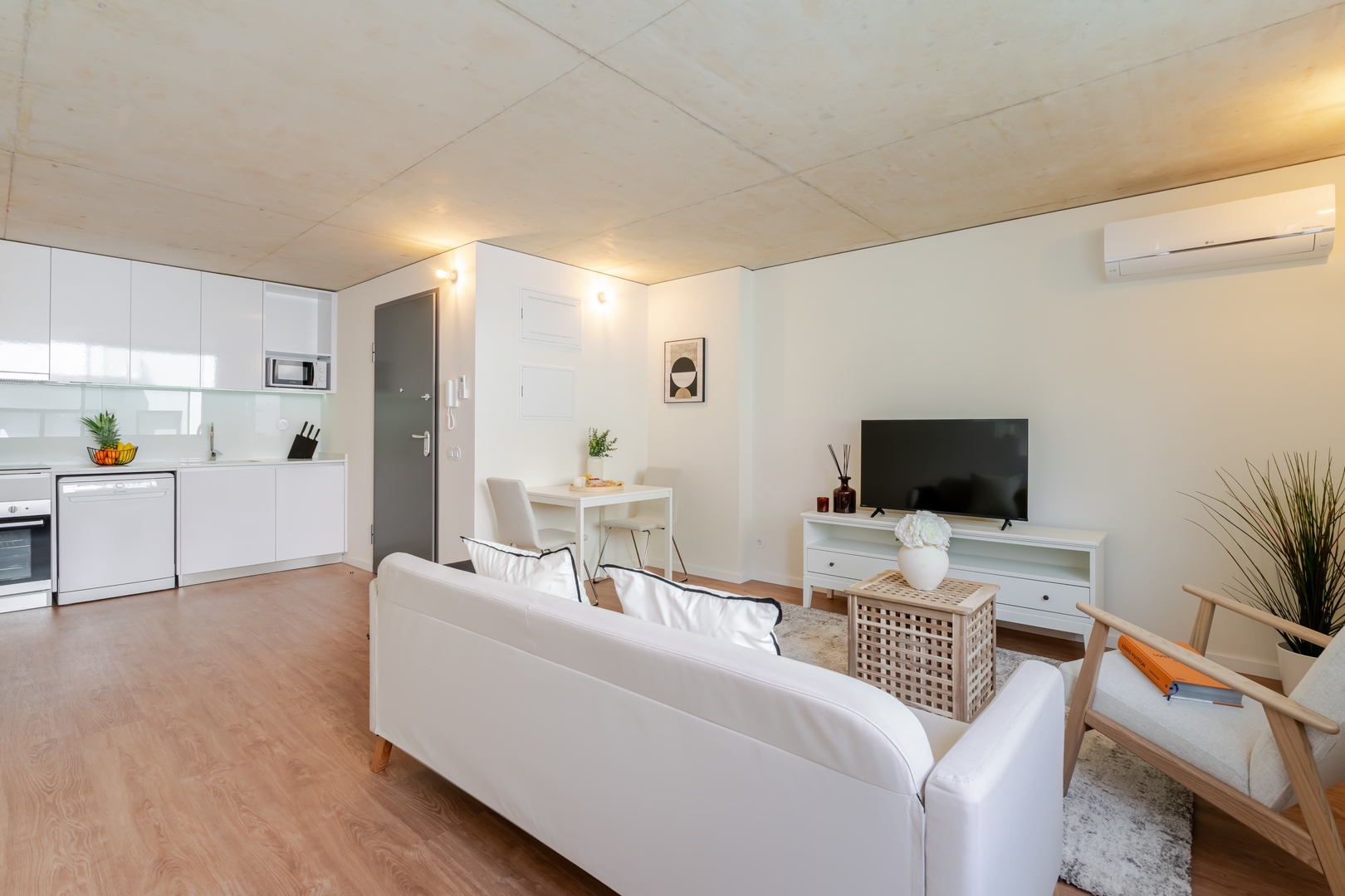 Modern 4-Apt Retreat for 14, Porto by HostWise 26 Host Wise Booking