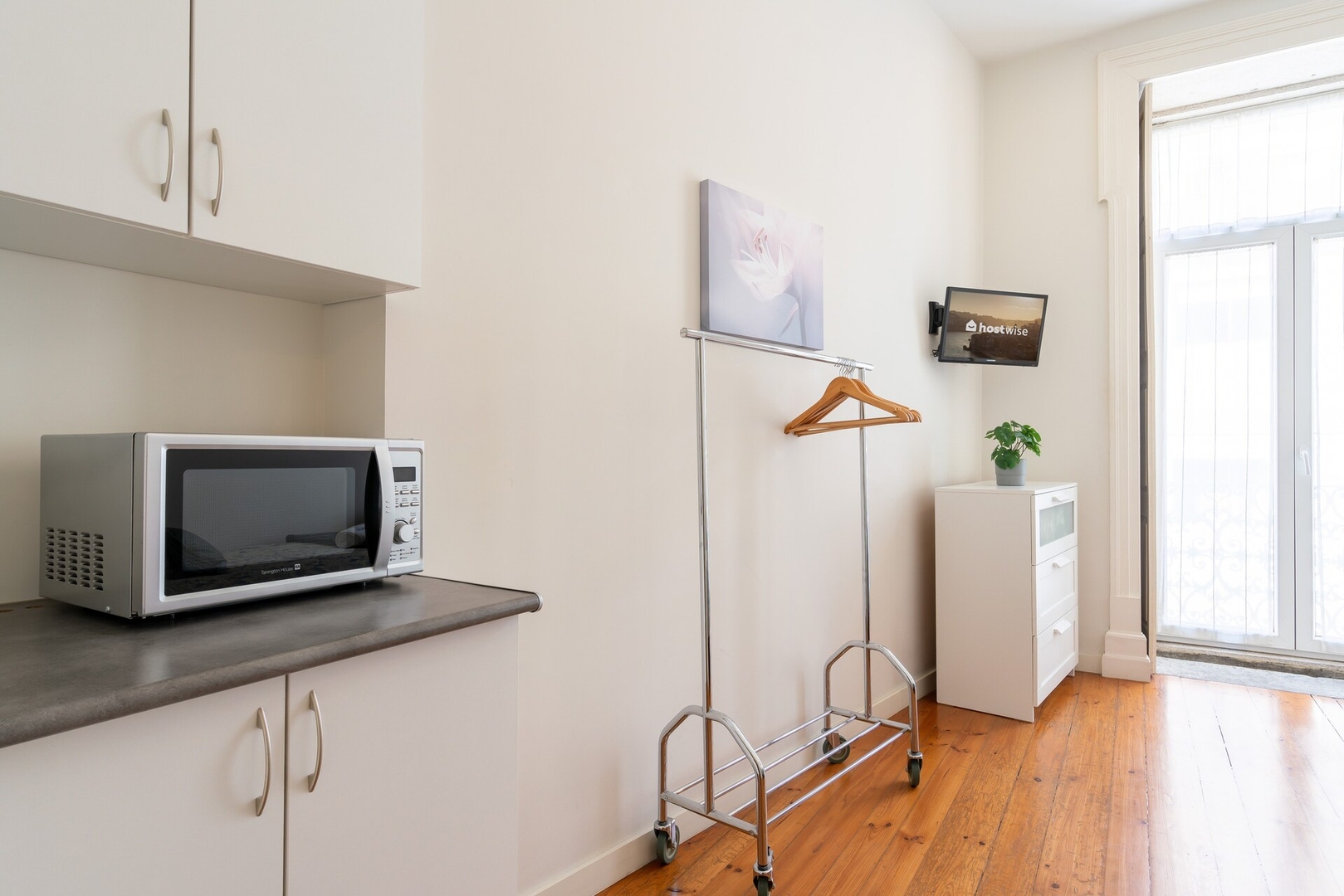 Cozy Sunny Flat | City Center by HostWise 5 Host Wise Booking