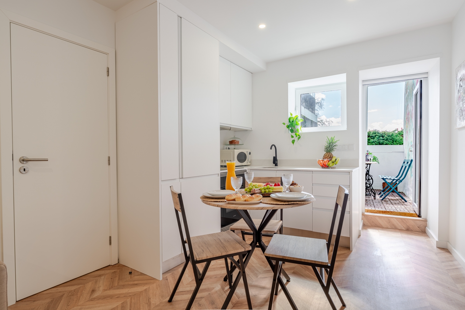 HostWise - Stylish Studio w/ Charming Terrace 15 Host Wise Booking