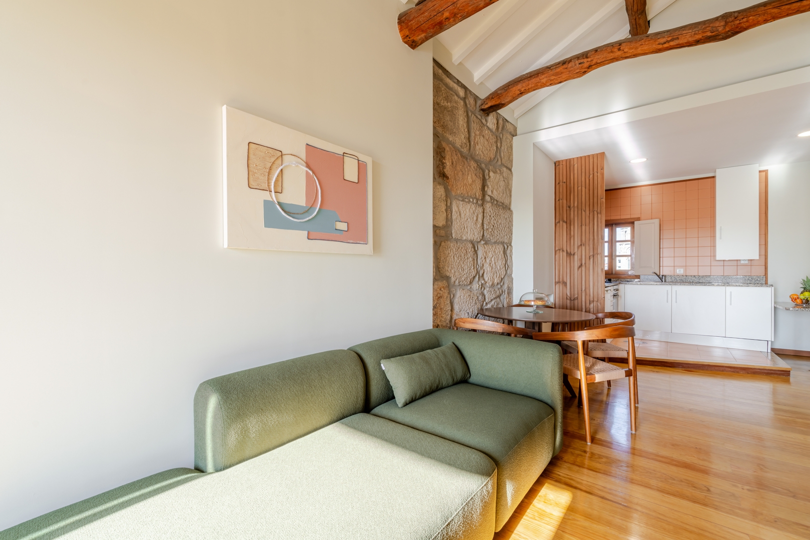 HostWise - Bright & Airy Flat w/ Balcony 9 Host Wise Booking