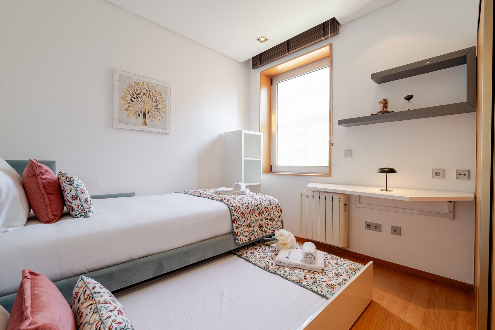 Modern Flat with Workspace in Foz by HostWise 4 Host Wise Booking