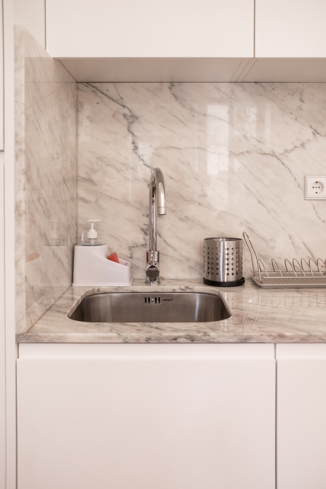 Host Wise | Sunny Downtown Apartment 19 Host Wise Booking
