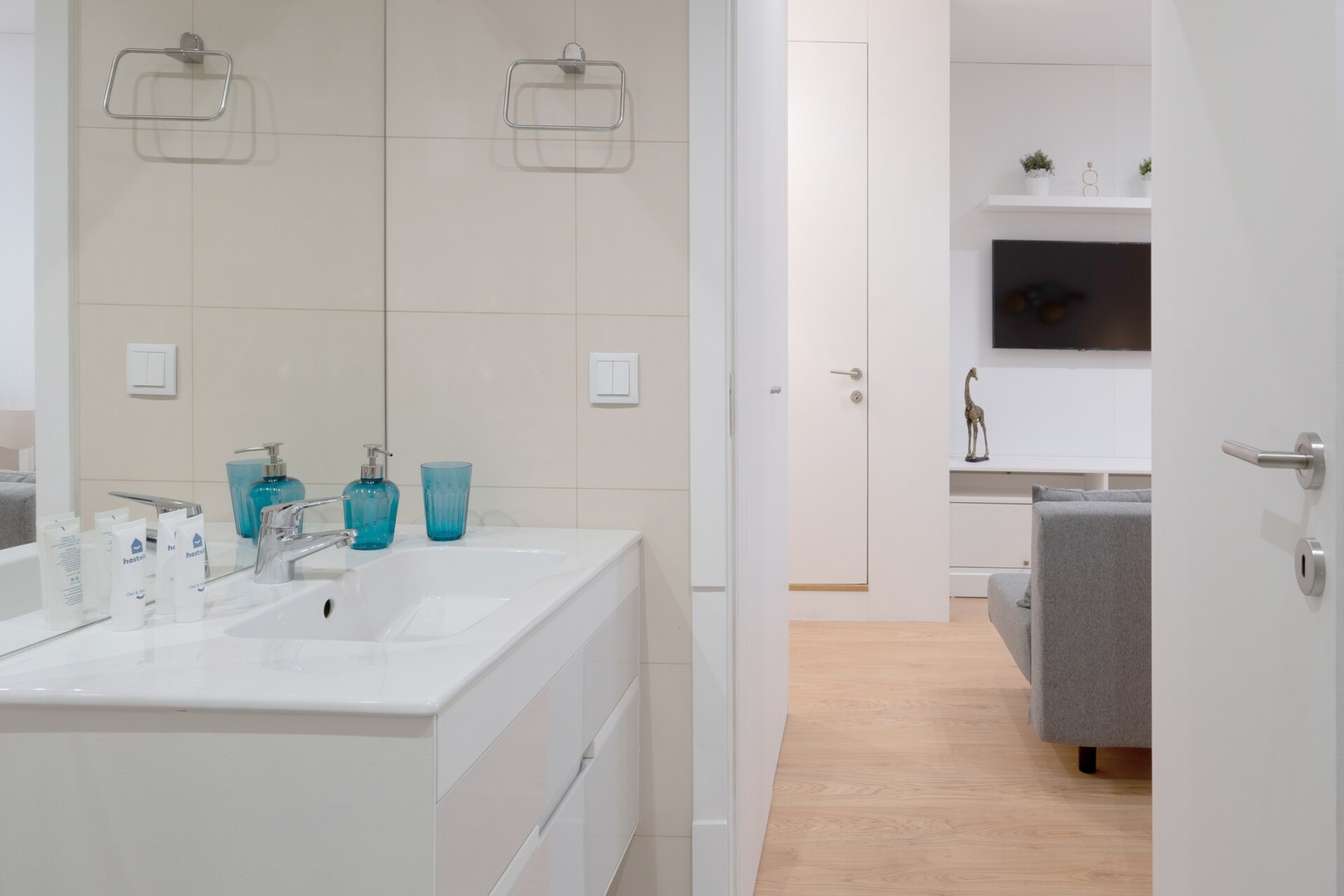 Host Wise - Cozy Bright Studio | Gaia 19 Host Wise Booking