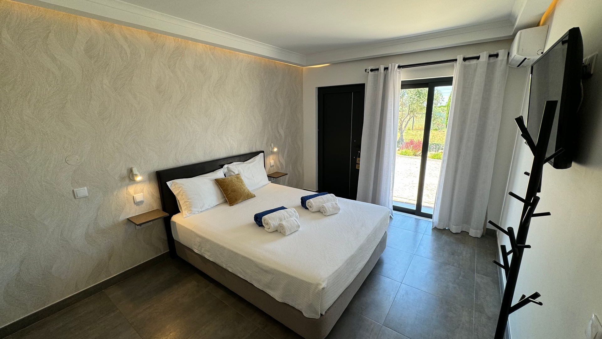 HostWise - Spacious Villa with Pool 26 Host Wise Booking