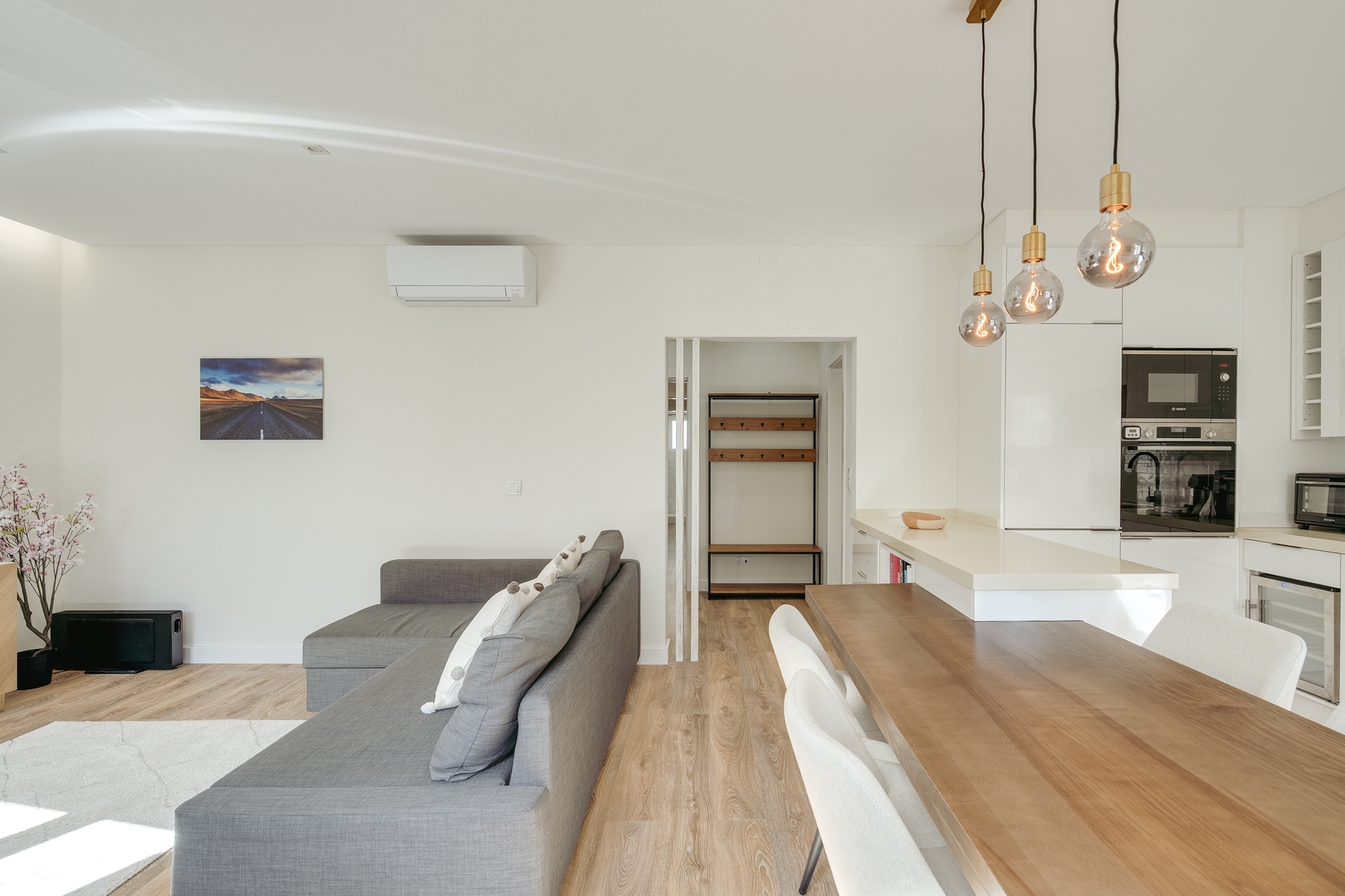 HostWise – Flat w/ Balcony & Workspace 21 Host Wise Booking