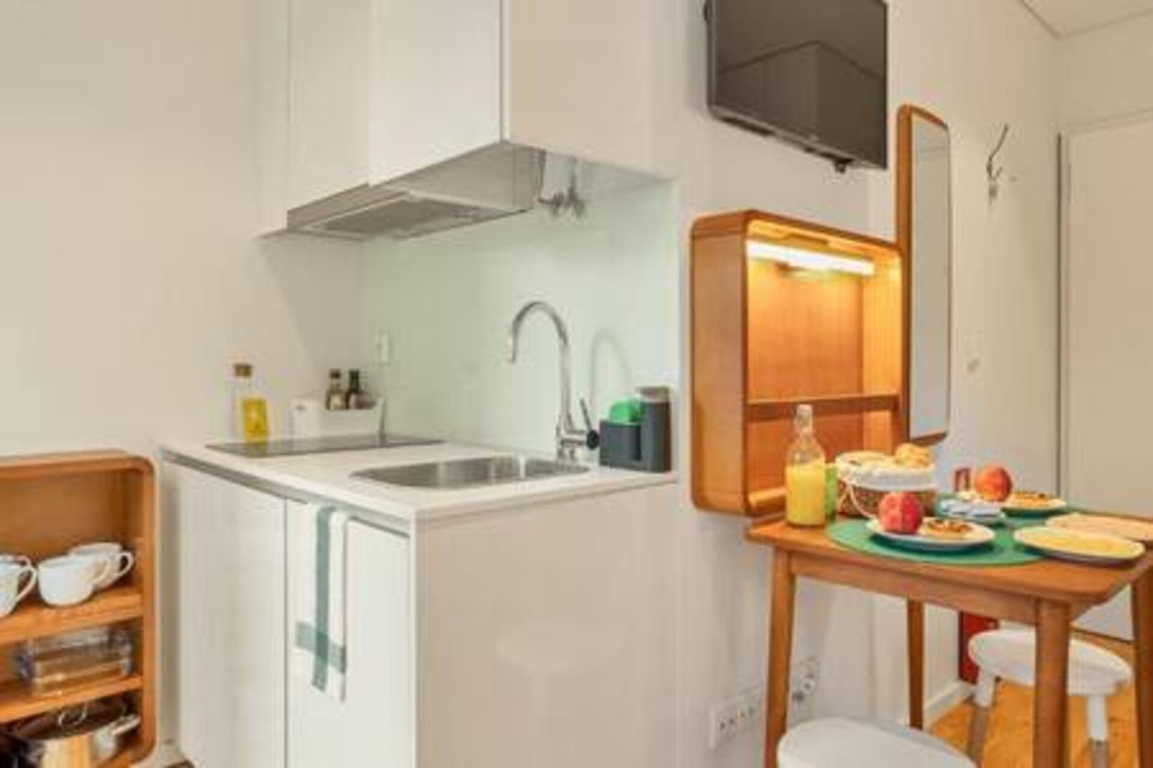 4 Trendy Studios w/ Balcony | Clérigos by HostWise 2 Host Wise Booking