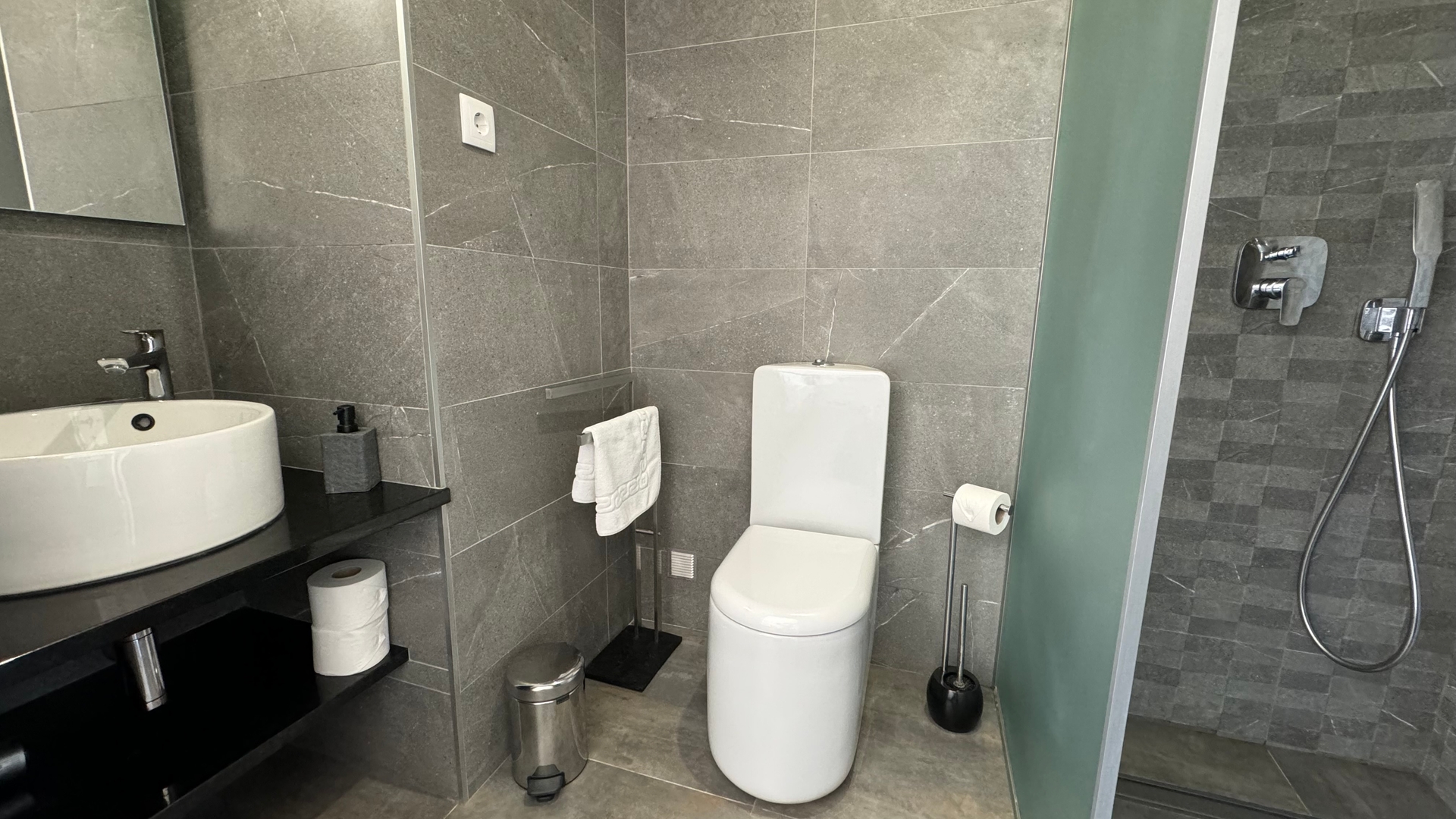 HostWise - Spacious Villa with Pool 30 Host Wise Booking
