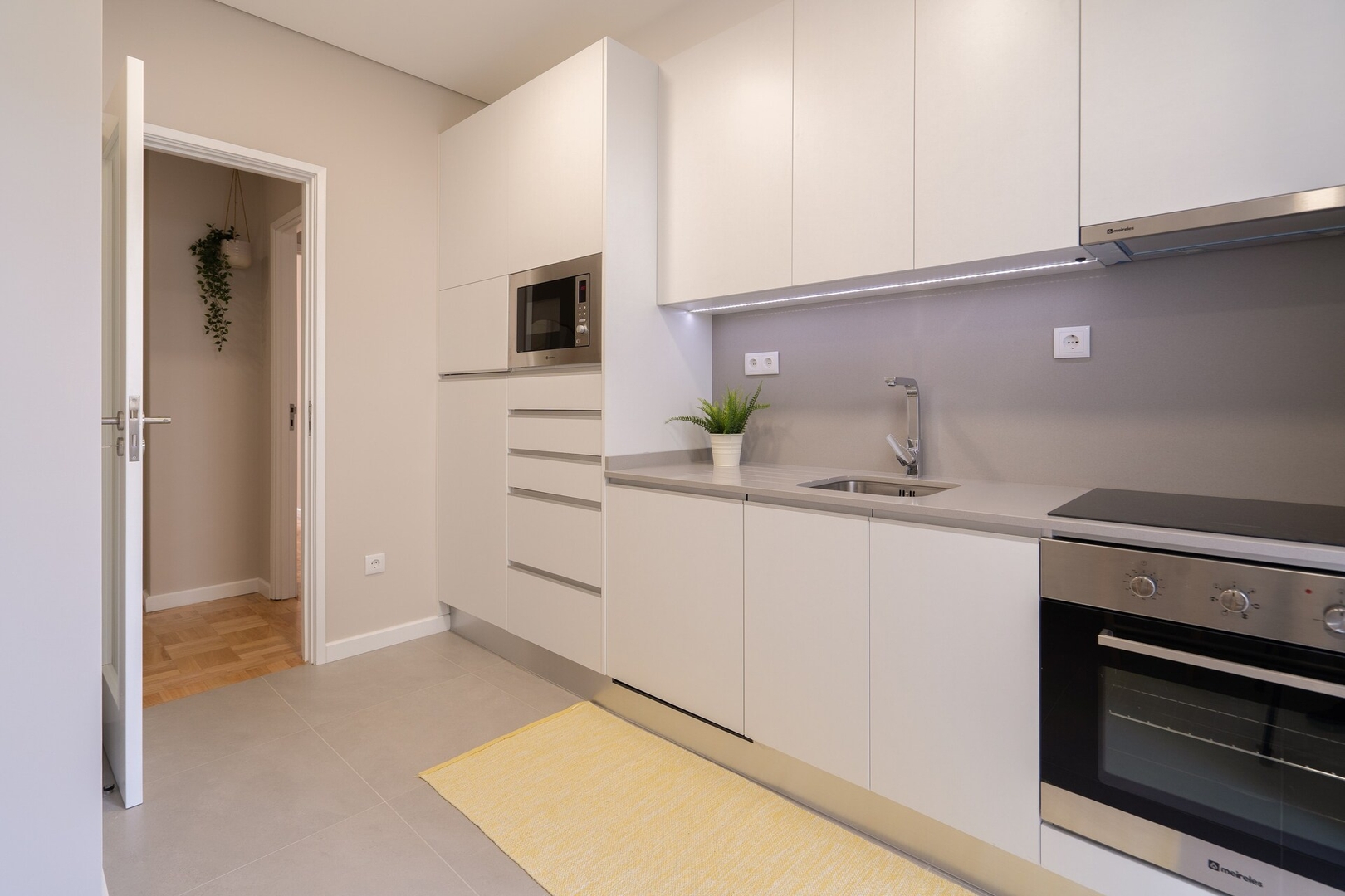 HostWise - Deluxe Bright Flat w/ Netflix 54 Host Wise Booking