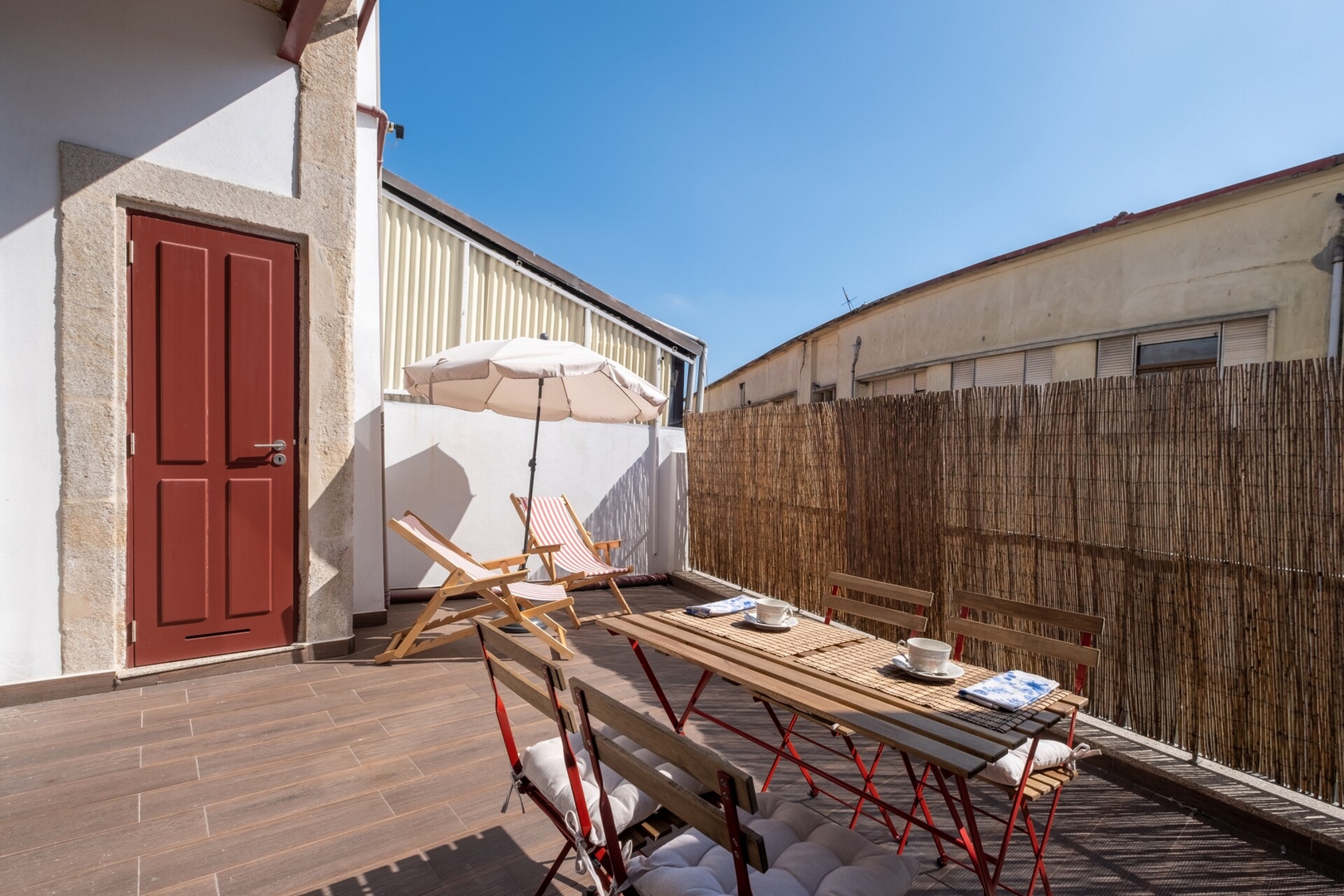 Host Wise | Sunny Downtown Apartment 1 Host Wise Booking