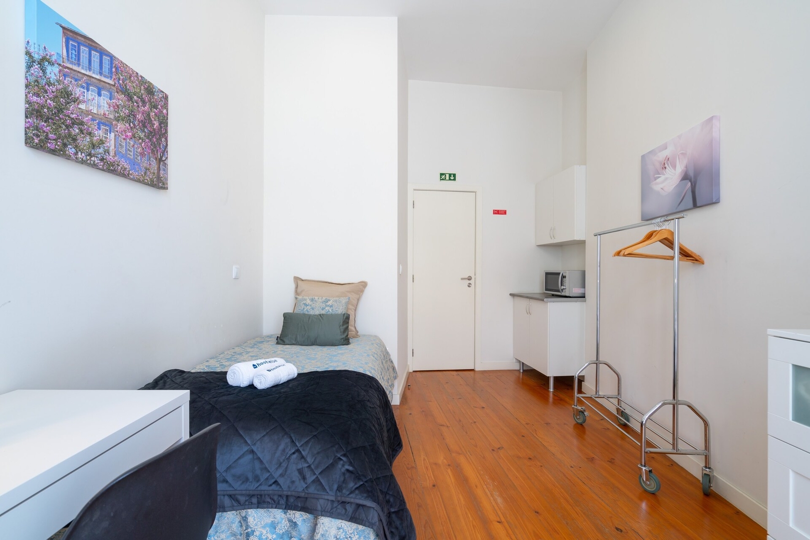 Cozy Sunny Flat | City Center by HostWise 6 Host Wise Booking