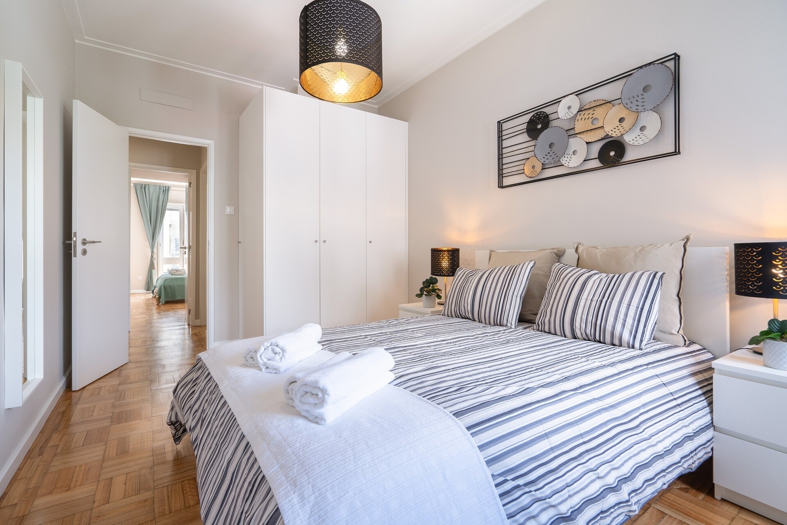 HostWise - Deluxe Bright Flat w/ Netflix 21 Host Wise Booking