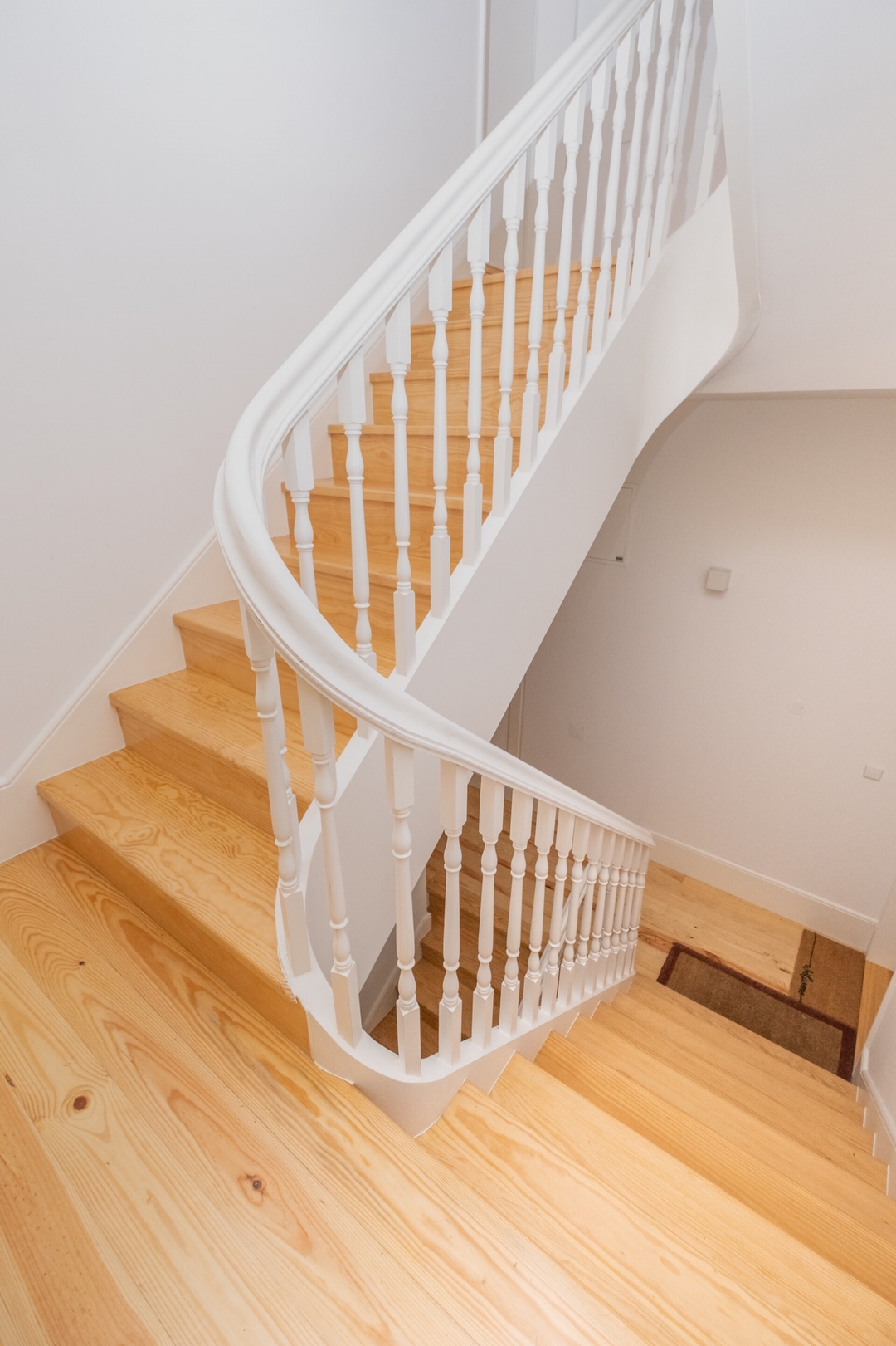 Host Wise | Sunny Downtown Apartment 25 Host Wise Booking